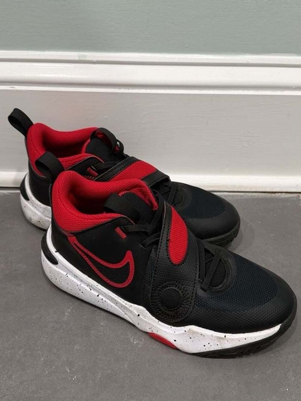 Nike Team Hustle D 11 Size 5Y Black Red Athletic Sneakers